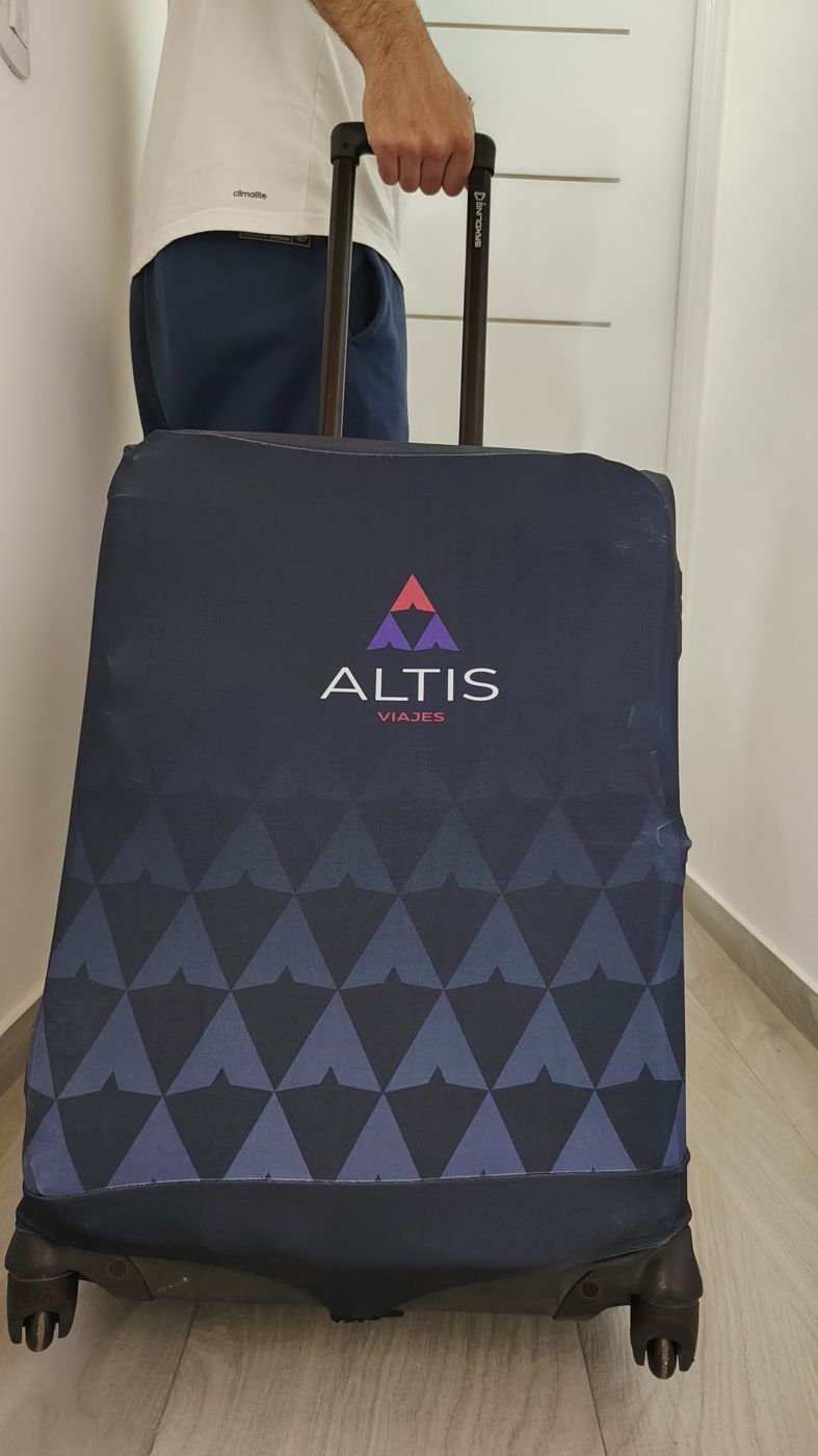 Funda de valija azul con logo de Altis Viajes