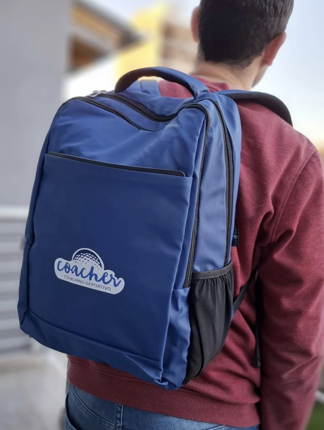 Mochila azul con logo de Coacher