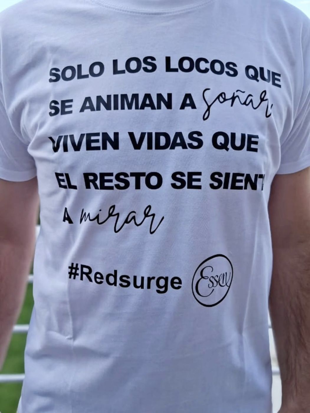 Remera blanca estampada con frase y logo