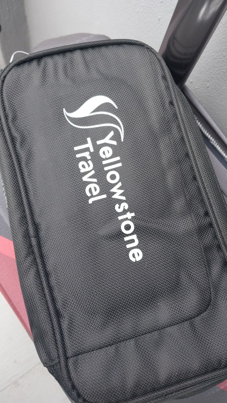 Organizador de viaje negro con logo de Yellowstone Travel